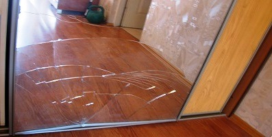 Заменить зеркало стекло в дверях шкафа купе