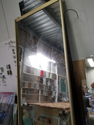 Видео и фото по ремонту шкафа купе с раздвижной системой Замена зеркала в дверях шкафа купе - вид 1 миниатюра